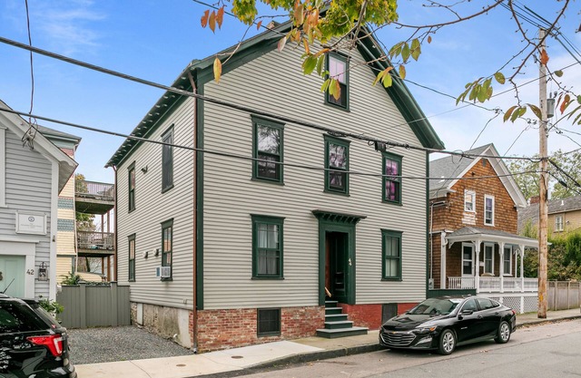 Two Bed, Two Bath, two blocks from water, downtown Newport summer rental.
