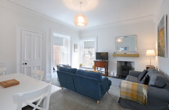Two bedroom apartment with sea views in the heart of North Berwick. Sleeps 7.