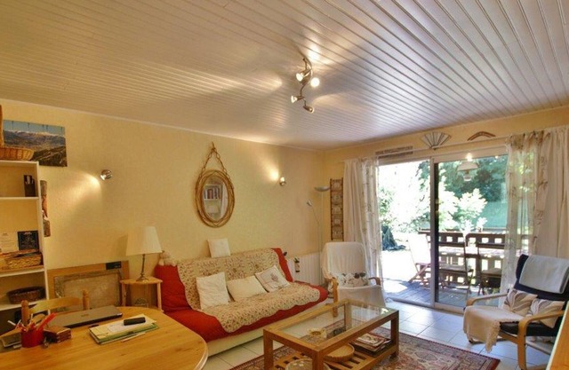 Two-Bedroom Apartment with South-Facing Garden for 6 Guests in Calm Residence, Close to Barcelonnette Center