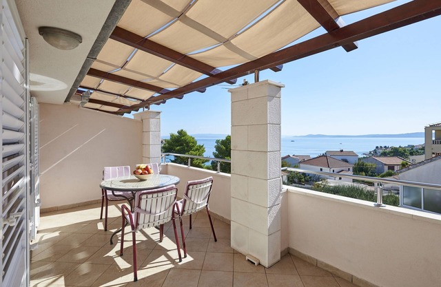 Two bedroom apartment with terrace and sea view Mavarštica, Čiovo (A-17821-c)