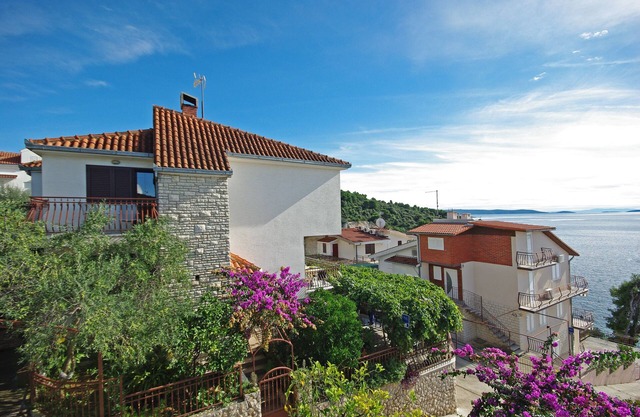 Two bedroom apartment near beach Okrug Donji, Čiovo (A-18300-a)
