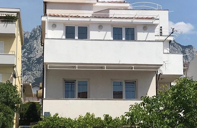 Two bedroom apartment with balcony and sea view Baška Voda, Makarska (A-6612-b)
