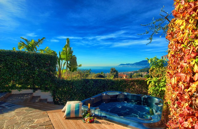 Two Bedroom Apartment with Pool, Jacuzzi, A/C, WiFi and Electric Bicycles