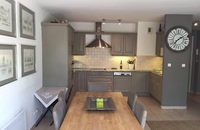 Two Bedroom Apartment with Air Conditioning, Parking and Elevator in Lourmarin