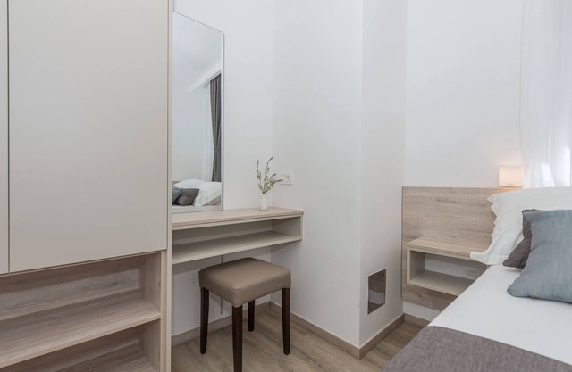 Two bedroom apartment with terrace Makarska (A-19134-a)