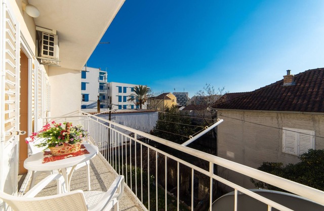 Two bedroom apartment with balcony and sea view Makarska (A-15375-a)