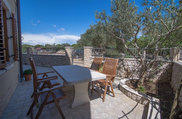 Two bedroom apartment with terrace Punta križa, Cres (A-8082-a)