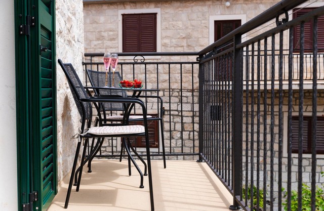 Two bedroom apartment with balcony Pučišća, Brač (A-23445-a)