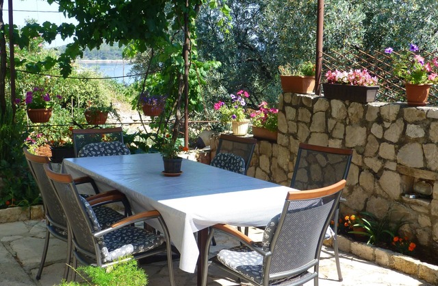 Two bedroom apartment with terrace and sea view Mali Iž, Iž (A-16535-a)