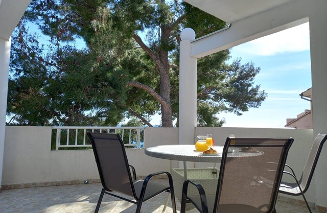 Two bedroom apartment near beach Ivan Dolac, Hvar (A-21269-d)