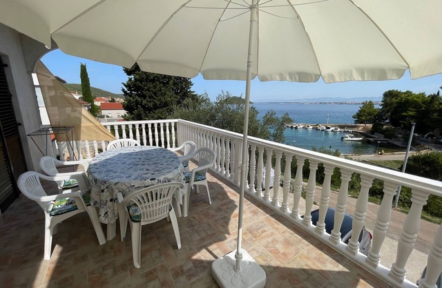 Two bedroom apartment near beach Kali, Ugljan (A-345-a)