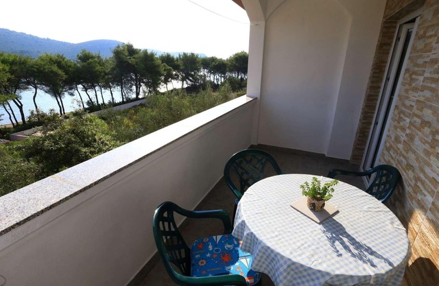 Two bedroom apartment near beach Cove Mala Lamjana, Ugljan (A-8461-c)