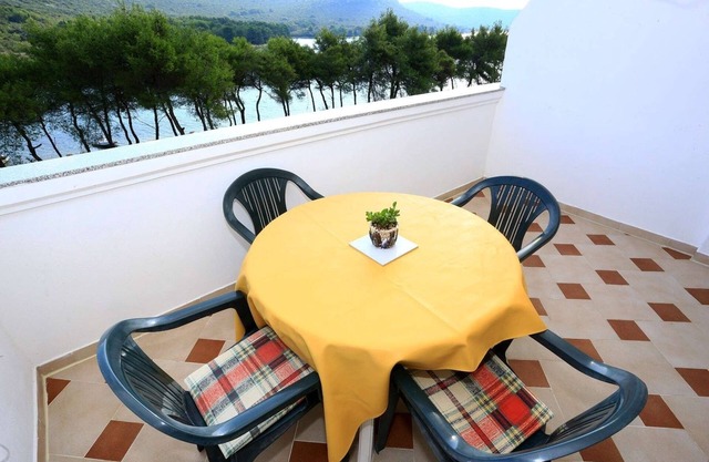 Two bedroom apartment near beach Cove Mala Lamjana, Ugljan (A-8461-d)