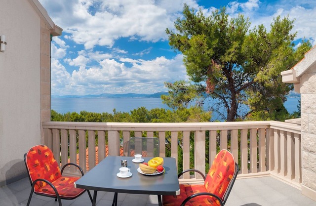 Two bedroom apartment with balcony and sea view Postira, Brač (A-15242-c)