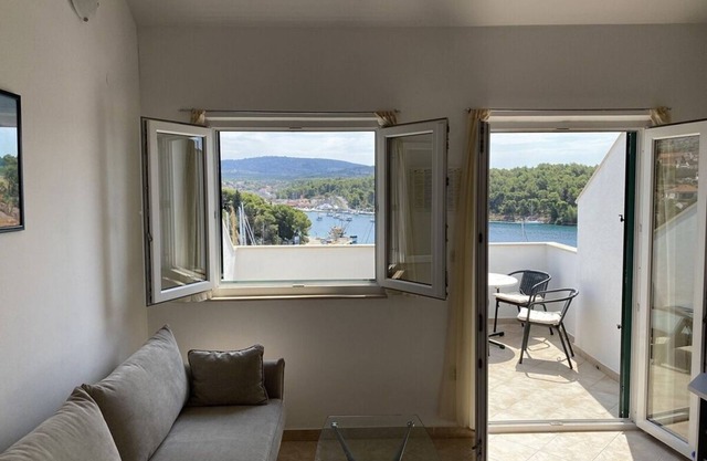 Two bedroom apartment with terrace and sea view Milna, Brač (A-18743-a)