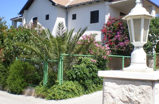 Two bedroom apartment with terrace Milna, Brač (A-14961-b)