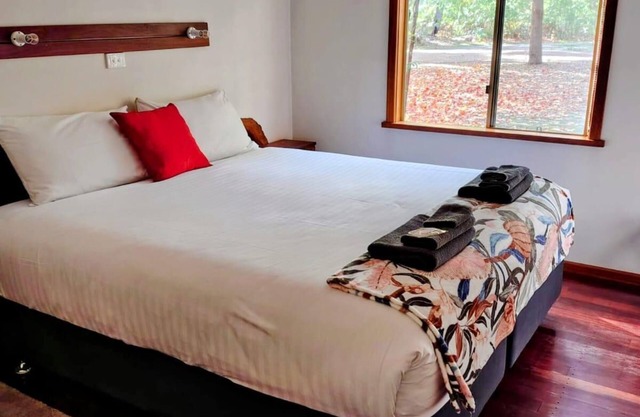 Two Bedroom Cottage - sleeps 4 - Self contained 2 Bedroom Cottage 1 King and 1 Queen