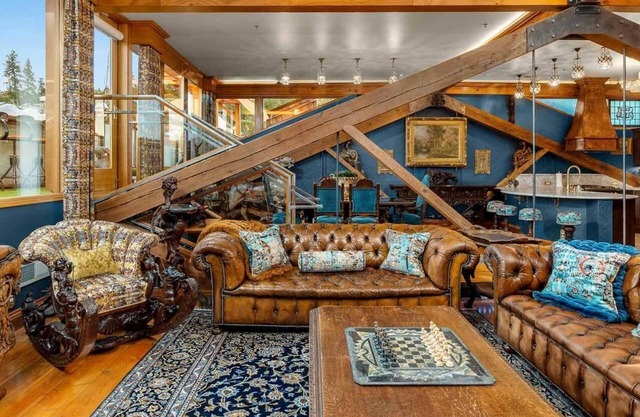 Two-bedroom Penthouse with rooftop BBQ, dining & hot tub.