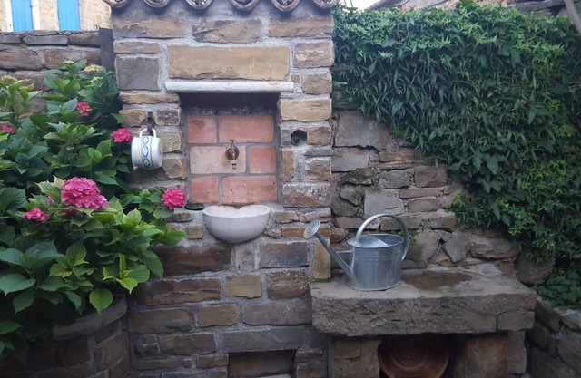 Two-bedroom semi-detached family Stone House