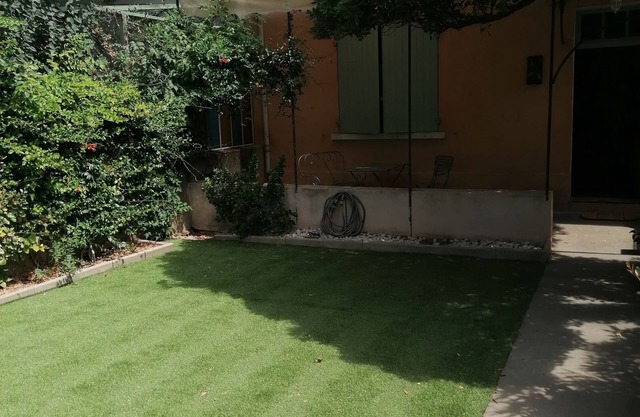 two-bedroom townhouse with garden, close to the antique theatre