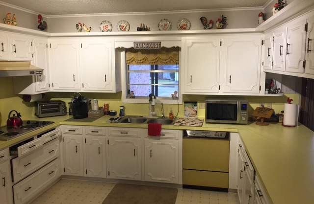 Two king beds, 2300 sf in vintage home in quiet neighborhood 10 min. from A&M.