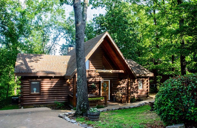 Two Master Suites, Great for 2 couples, Walking distance to Thunder Ridge Arena