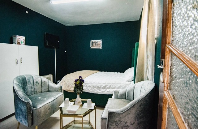 Two minutes to the Orlando stadium, Family sized Bed easy access to theme parks.