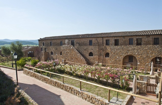 Two-room apartment in a charming stone village with swimming pool, tennis, in the countryside near the sea and services