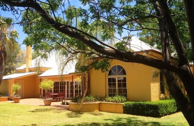 Two Rooms in Historic Ranelagh House on acres, 2 km to CBD