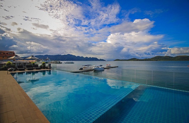 Two Seasons Coron Bayside Hotel