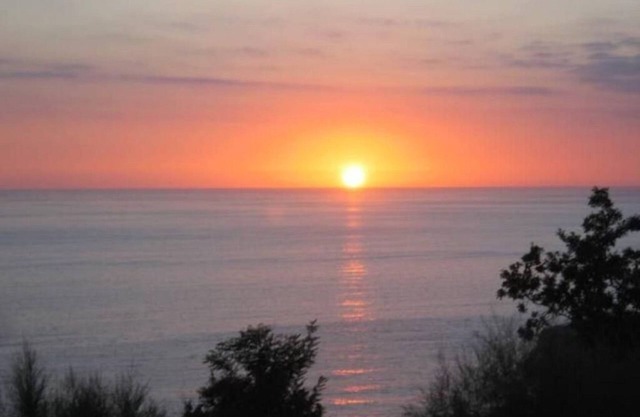 Typical dwelling with garden & sea view on the Bay