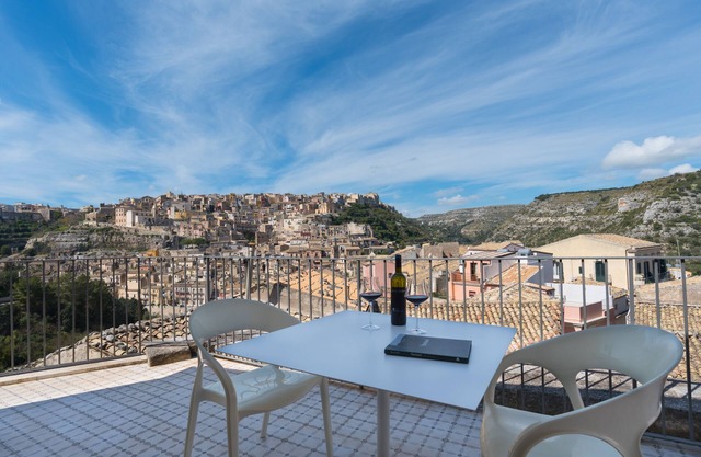 Ulisse, apartment with terrace and panoramic view in Ragusa Ibla