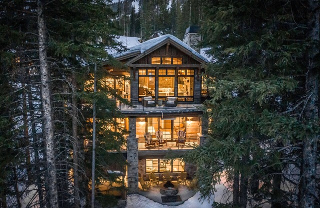 Ultimate Luxury Ski Chalet | Casa de Montana | Hot Tub, Vintage Video Games & More!
