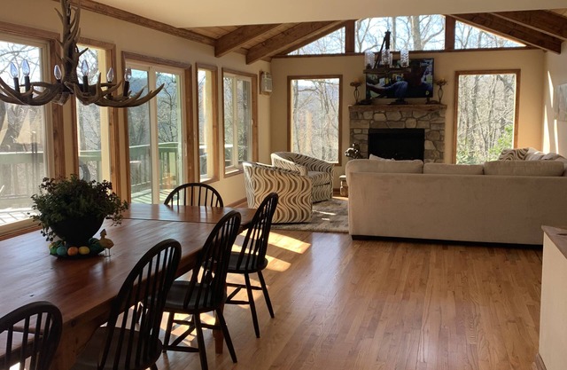 Ultimate Vacation Cottage with 6 passenger golf cart available for small fee!