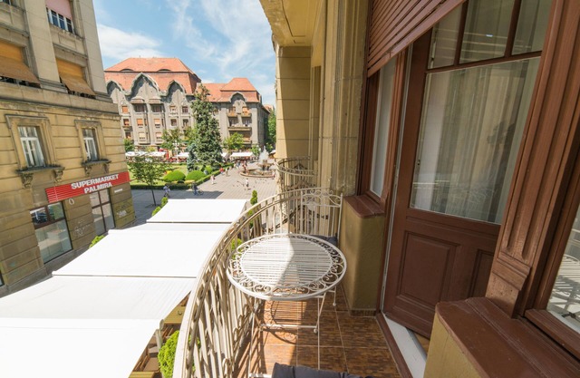 Ultra Central Apartment In Historical Building With Balcony