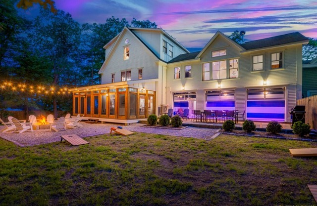 Ultra Lux, Rooftop Deck, Lap Pool, Arcade Games, 15 Mins to Portland, Sleeps 21