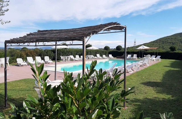 UMBRIA - BEAUTIFUL FARMHOUSE NESTLED IN THE HILLS