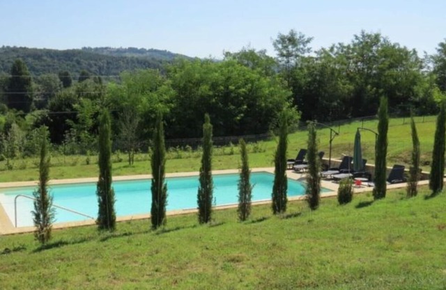 Umbrian living, 16 guests suitable families/fiends. Two pools! multiple kitchens