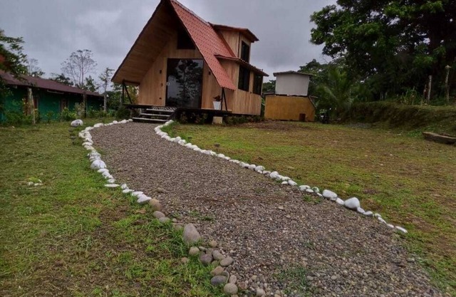 Un Lindo Chalet de Montaña con Amplio Jardin Apartado y con Vistas
