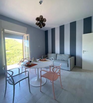 Una suite pop nel blu della Costiera