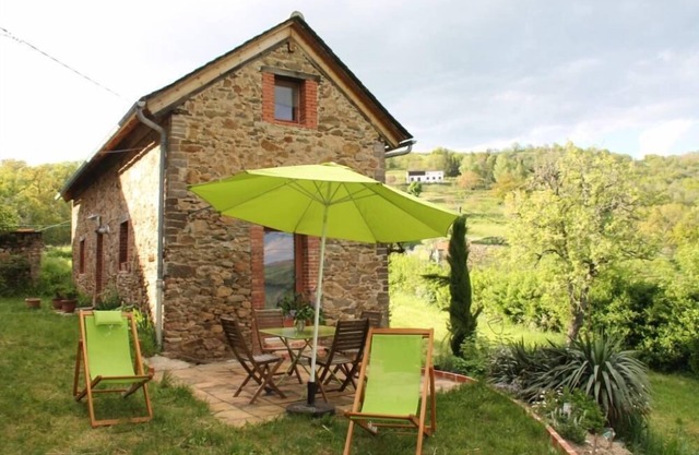 Une Sorcière sur le toit - Gîte* en Aveyron: Countryside and absolute tranquillity!