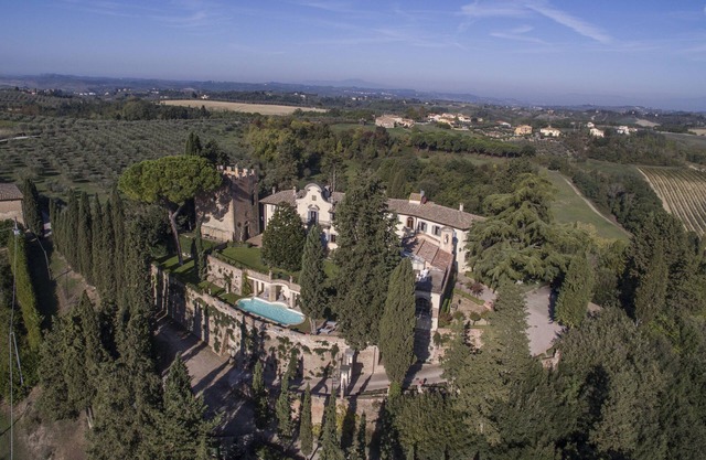 Unique castle in the Chianti region. 6 bedrooms, A/C, Wi-Fi and swimming pool