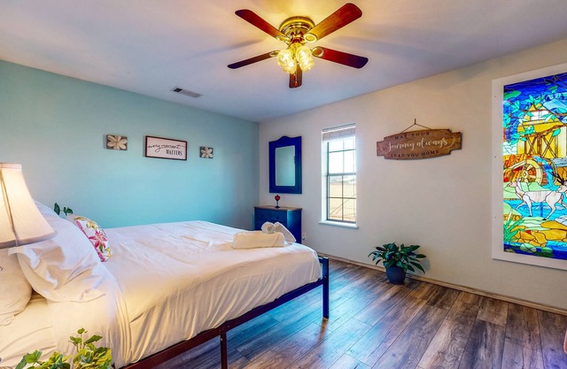 Unique Cottage by Airstrip for Private Planes - Herb Garden, Dog-Friendly