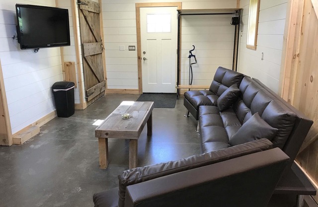Unique Country Barn Studio- Pet Friendly