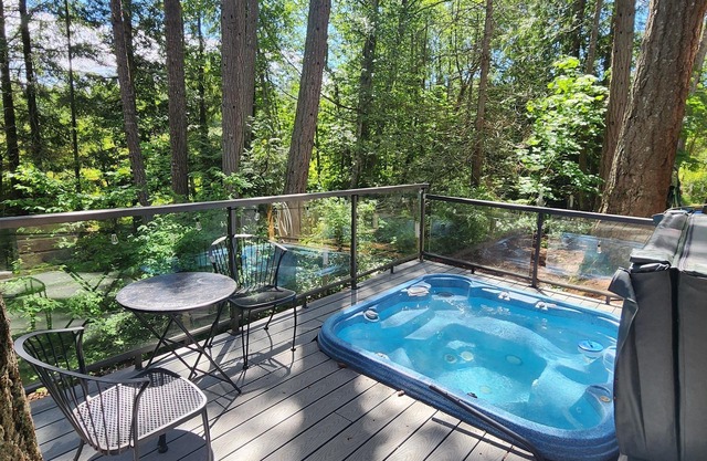 Unique experience, forest house, wild life viewing, Hot Tub/fire pit, pool tbl.