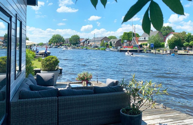 Unique holiday home at the water near Amsterdam with boat for rent