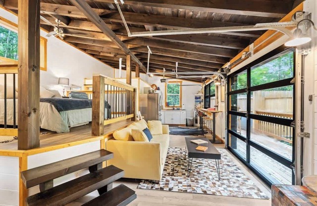 Unique Luxury Cabin w/King Bed/Hot Tub in RRG!