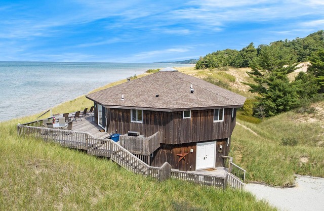 Unique Octagon Cottage On Lake Michigan Surrounded By Dunes & A County Park!