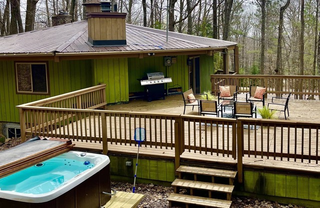 Unique Octagon Ski Lodge in heart of Rib Mountain State Park with hot tub