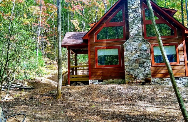 Unique -Oliver Creek Cabin in Wilderness-PRIVATE-King Bed, WiFi, Hot Tub, Hiking